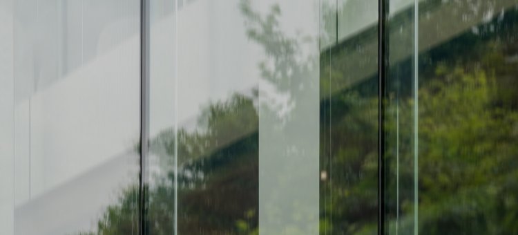 “Kurzer Überblick über COVID-19 in Japan und über den gesetzlichen Rahmen zur Begrenzung wirtschaftlicher Aktivitäten und wie sie sich auf das Management von Anwaltskanzleien ausgewirkt haben (Brief overview of COVID-19 in Japan and the legal framework of limiting economic activities and how they have affected the management of law firms)”(PDF)